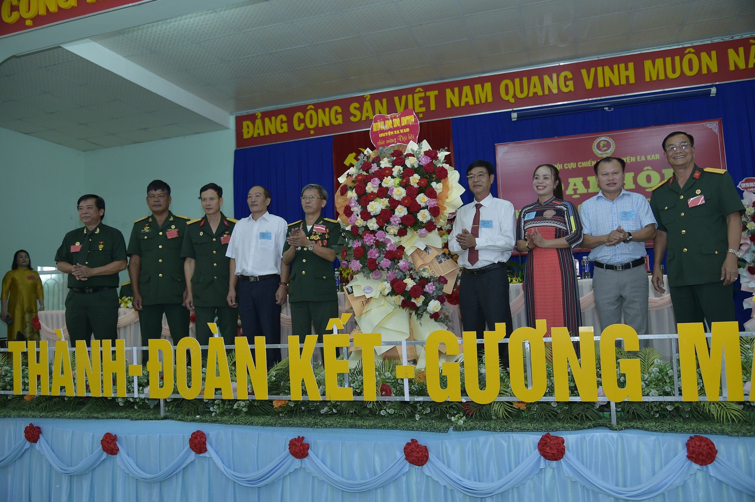 Chú Thành trao hoa CCB